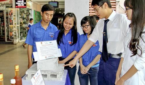 Vietnam student creates unburned bricks from waste paper