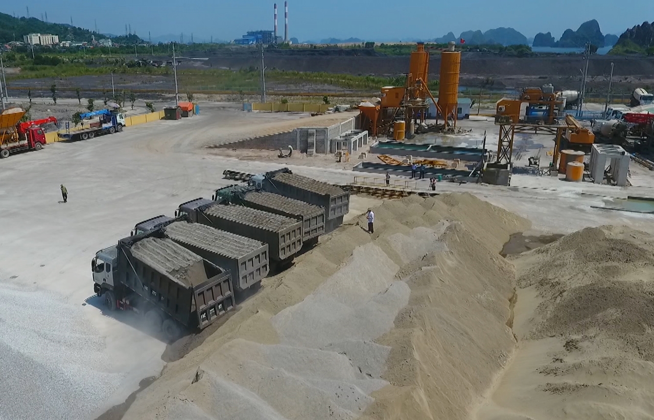 Quảng Ninh tích cực tái chế tro xỉ thải và đất đá thải mỏ làm vật liệu xây dựng