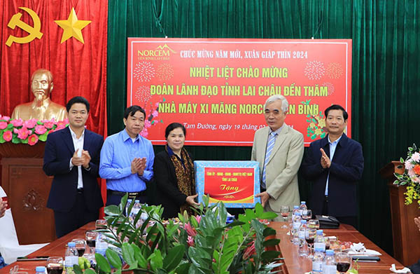 Bí thư Tỉnh ủy Lai Châu kiểm tra tình hình sản xuất tại nhà máy Xi măng Norcem Yên Bình