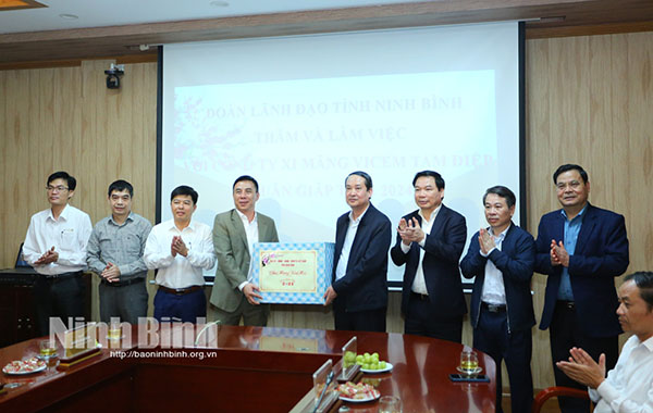 Chủ tịch HĐND tỉnh Ninh Bình kiểm tra, động viên sản xuất đầu Xuân tại Công ty Xi măng Vicem Tam Điệp