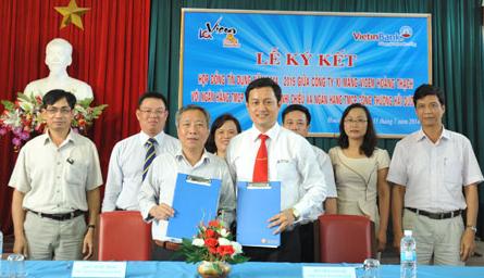 Vicem Hoàng Thạch ký kết hợp đồng tín dụng trị giá 800 tỷ đồng với VietinBank