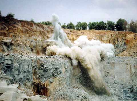 Phú Yên ban hành Quy chế phối hợp nổ mìn để khai thác đá vật liệu xây dựng 