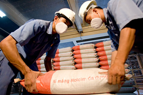 Holcim tận dụng phế thải từ nhà máy giày để sản xuất xi măng