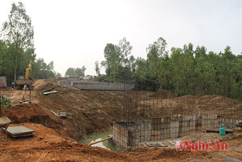 Kiểm tra tiến độ xây dựng đường giao thông nhà máy Xi măng Tân Thắng