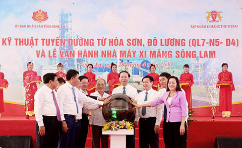 Chủ tịch nước nhấn nút vận hành nhà máy Xi măng Sông Lam