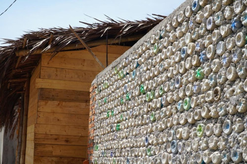 Ngôi nhà độc đáo này được lắp ráp từ 6.000 vỏ chai nhựa