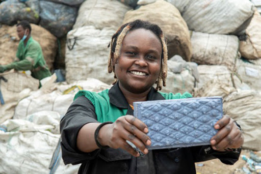 Kenya: Sản xuất gạch lát nền bằng rác thải nhựa