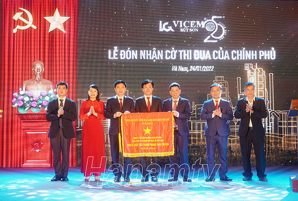 Vicem Bút Sơn kỷ niệm 25 năm thành lập và đón nhận Cờ thi đua của Chính phủ