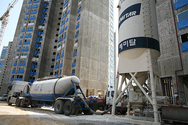 Hàn Quốc đối mặt với nguy cơ thiếu nguyên liệu sản xuất xi măng