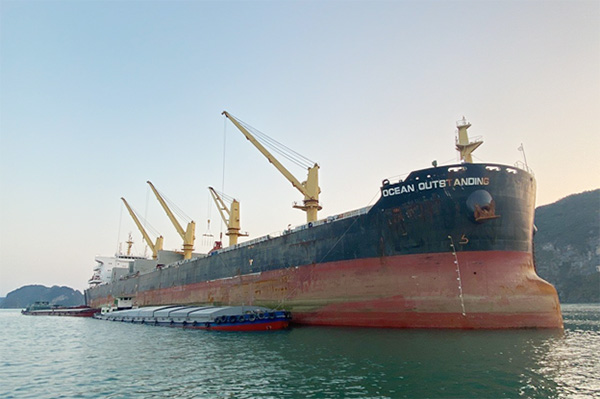 Tàu Ocean Outstanding xuất khẩu 55.000 tấn xi măng sang thị trường Trung Mỹ