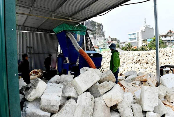 Quảng Ninh: Tái chế phao xốp làm vật liệu xây dựng