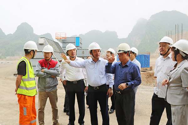 Đoàn công tác UBND tỉnh Hòa Bình kiểm tra tiến độ xây dựng nhà máy Xi măng Xuân Sơn